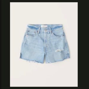 Abercrombie Curve Love High Rise 4 Inch Mom Shorts 
(651295332)